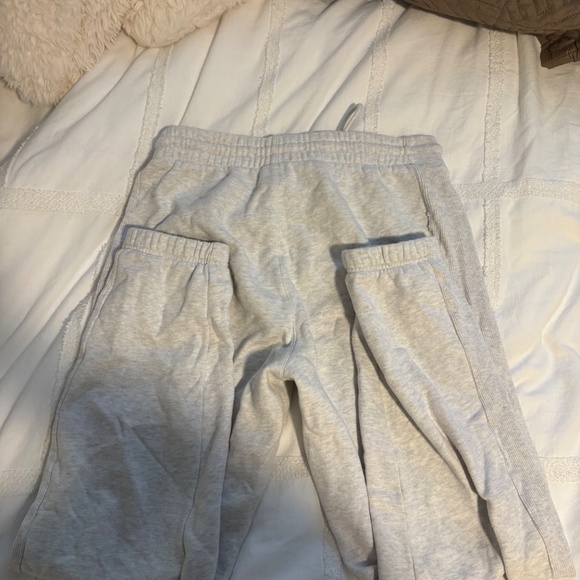 TNA CozyAF Fleece Boyfriend Sweatpants — Heather Grey (Size S) - Picture 2 of 3